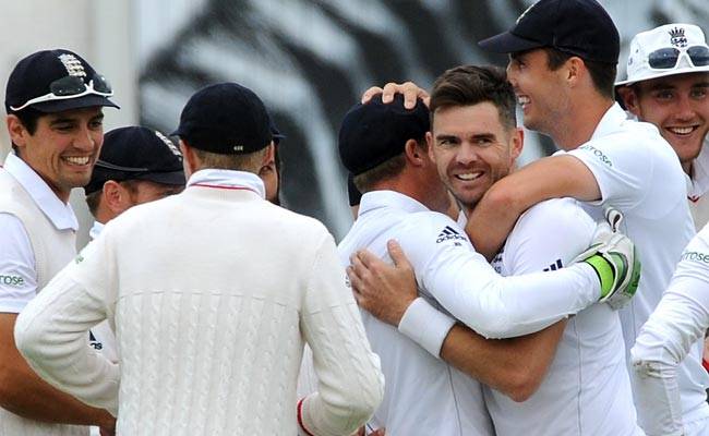 जेम्स एंडरसन (बीच में) को बधाई देते साथी खिलाड़ी