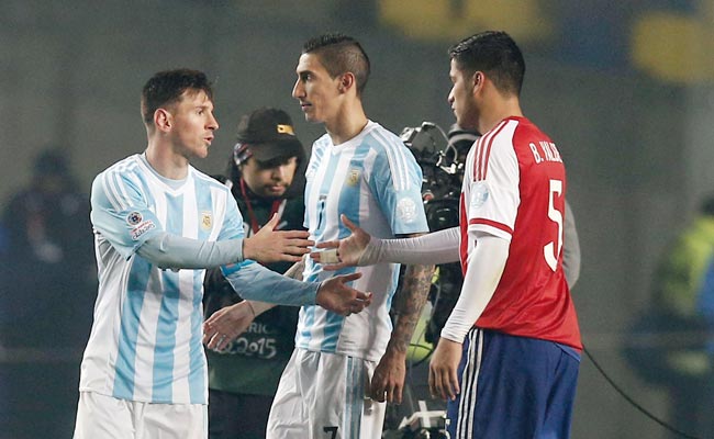 मैच के बाद विपक्षी खिलाड़ियों से हाथ मिलाते अर्जेंटीना के कप्तान मेसी और अन्य खिलाड़ी