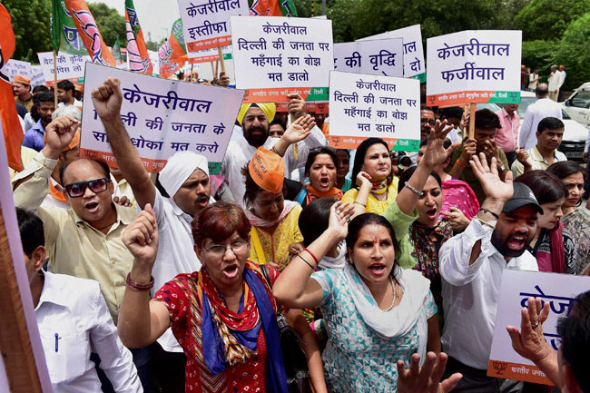 विरोध प्रदर्शन करते बीजेपी नेता और कार्यकर्ता