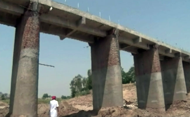 सिरसाः ग्रामीणों ने चंदा जुटा बनाया पुल