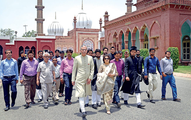 एएमयू के कुलपति जमीरुद्दीन शाह छात्रों और विश्वविद्यालय कर्मचारियों के साथ