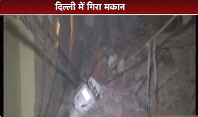 चार मंजिला इमारत गिरी