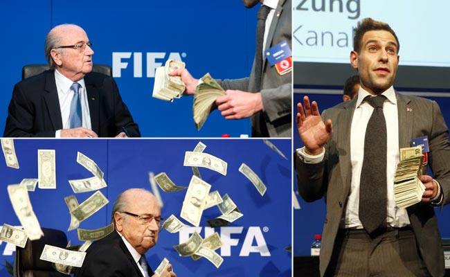 ब्रिटिश कॉमेडियन ने ब्लाटर पर बरसाए नकली नोट