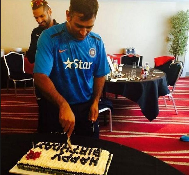पिछले जन्मदिन पर धोनी की तस्वीर (फाइल फोटो)
