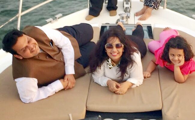 फड़नवीस की पत्नी और बेटी के साथ की पुरानी तस्वीर