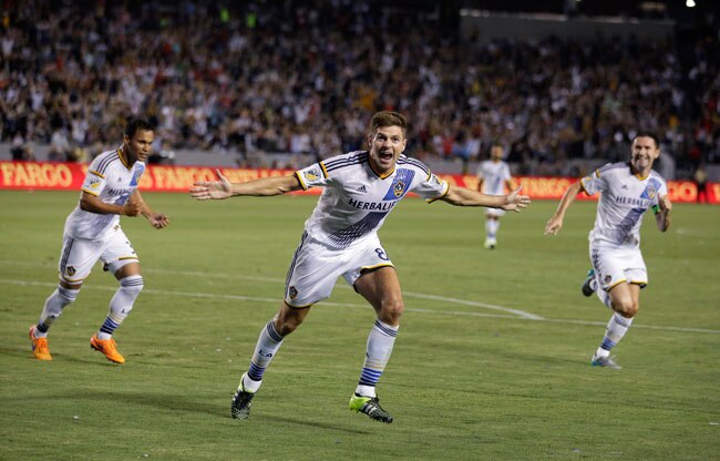 गोल दागने के बाद खुशी मनाते स्टीवन जेरार्ड