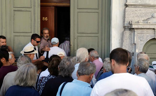 नैशनल बैंक ऑफ ग्रीस के बाहर पेंशनभोगियों की कतार