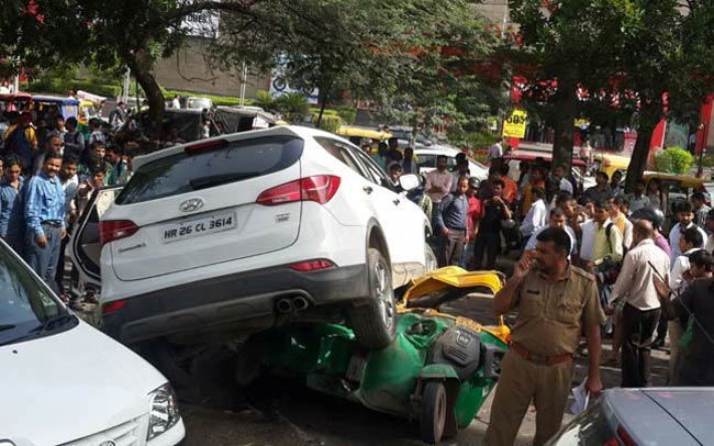 गोली लगने के बाद कार डिवाइडर तोड़ कर ऑटो पर चढ़ गई.