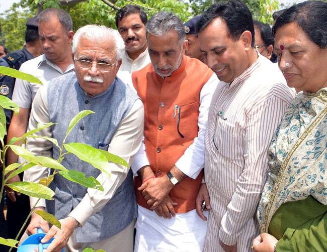 वृक्षारोपण कार्यक्रम के दौरान सीएम मनोहरलाल खट्टर