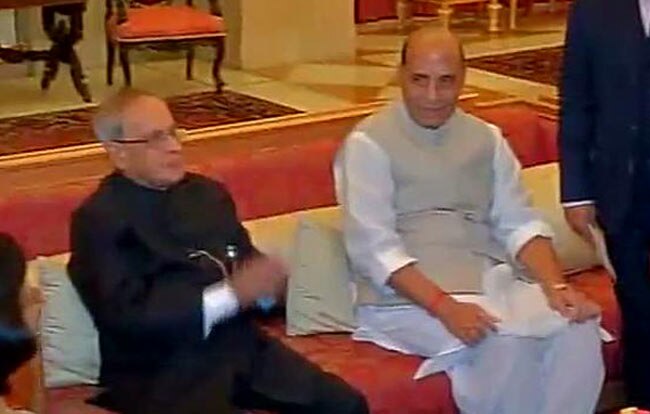 राष्ट्रपति प्रणब मुखर्जी के साथ मौजूद गृहमंत्री राजनाथ सिंह