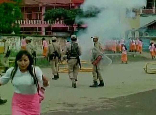 प्रदर्शनकारियों को खदेड़ती पुलिस