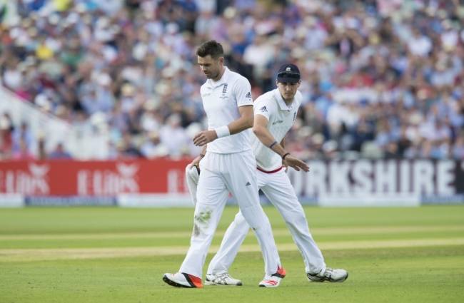 मैदान से बाहर जाते चोटिल जेम्स एंडरसन को देखते साथी गेंदबाज स्टीवन फिन