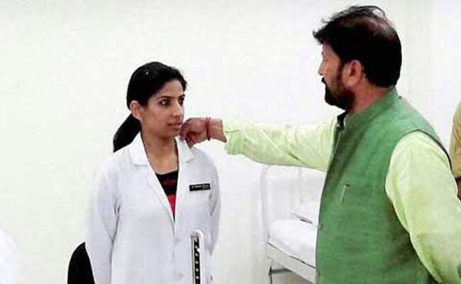 लेडी डॉक्टर का कॉलर ठीक करते मंत्री चौधरी लाल सिंह