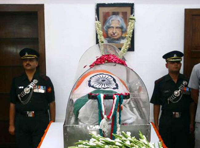 नई दिल्ली में सरकारी निवास पर डॉ. कलाम का पार्थि‍व शरीर
