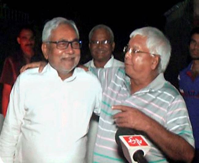 गुरुवार रात को लालू से उनके घर जाकर मिले नीतीश कुमार