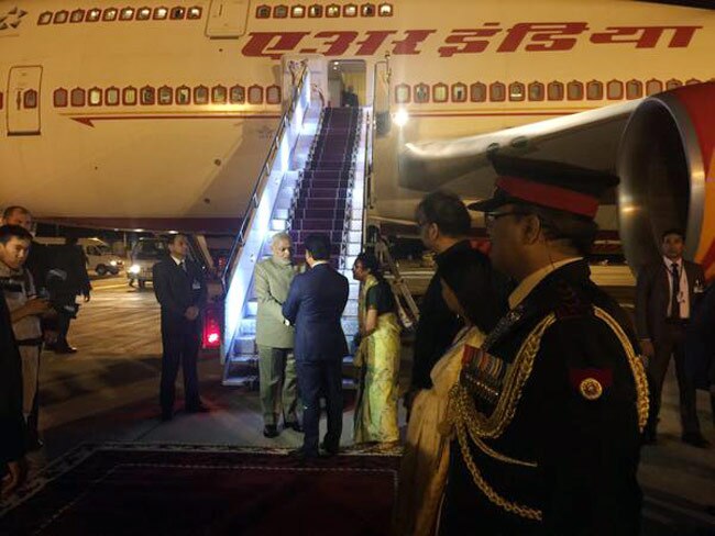 किर्गिस्तान में बिश्केक हवाईअड्डे पर भारतीय प्रधानमंत्री नरेंद्र मोदी