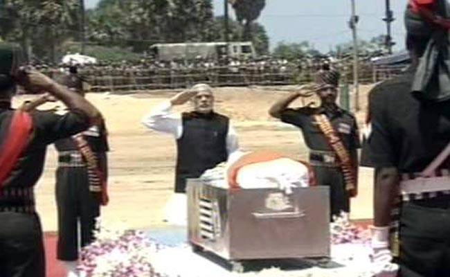 कलाम को आख‍िरी विदाई देते प्रधानमंत्री मोदी