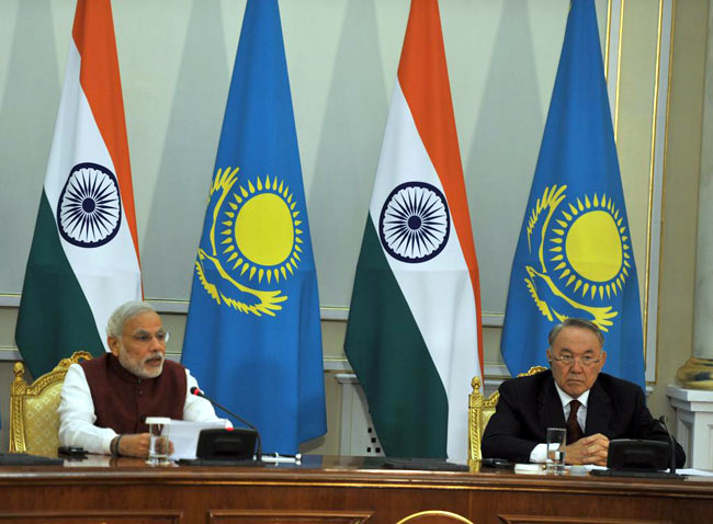 प्रधानमंत्री नरेंद्र मोदी और कजाकिस्तान के राष्ट्रपति नुरसुल्तान नजरबायेव