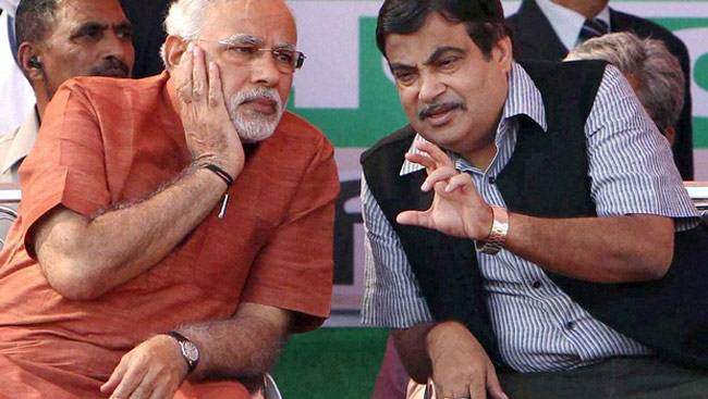 प्रधानमंत्री नरेंद्र मोदी के साथ नितिन गडकरी