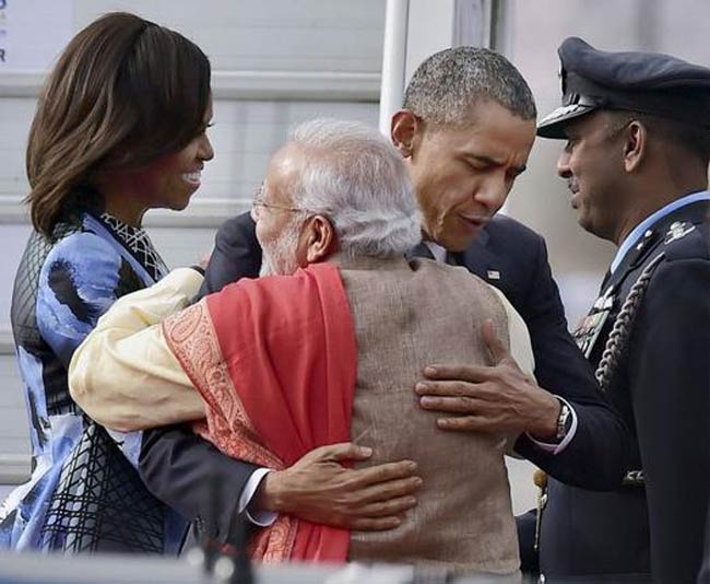 प्रधानमंत्री मोदी अमेरिकी राष्ट्रपति से गले मिलते हुए (फाइल फोटो)