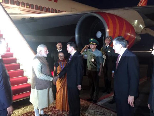 ताजिकिस्तान के प्रधानमंत्री रसूलजोदा ने PM नरेंद्र मोदी का स्वागत किया