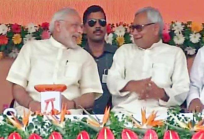 बिहार के सीएम नीतीश कुमार के सीथ पीएम मोदी