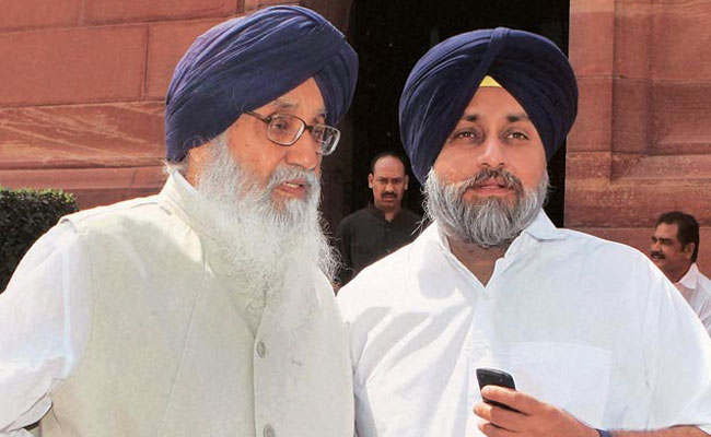 पंजाब के सीएम प्रकाश बादल तथा डिप्टी सीएम सुखबीर सिंह बादल(फाइल फोटो)