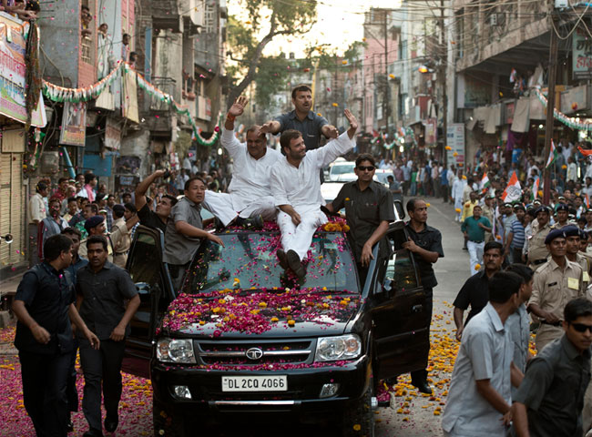 रोड शो के दौरान कार की छत पर राहुल गांधी (फाइल)