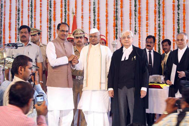 राज्यपाल रामनरेश यादव के साथ मुख्यमंत्री शिवराज सिंह चौहान (फाइल)