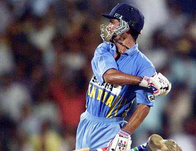 2002 में इंग्लैंड के खिलाफ विजयी रन बनाने के बाद खुशी से उछलते अजय रात्रा (फाइल फोटो)