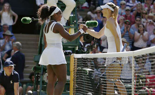 मैच के बाद हाथ मिलाती सेरेना विलियम्स और मारिया शारापोवा