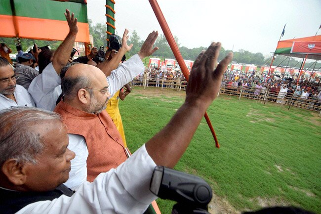 परिवर्तन रथों को हरी झंडी दिखाते अमित शाह
