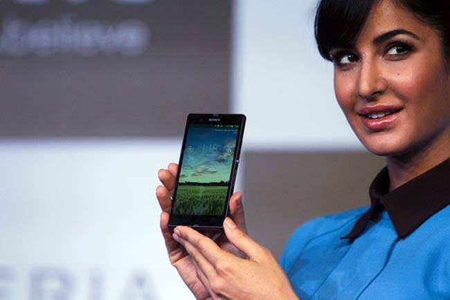 अभिनेत्री कटरीना कैफ फोन लांच करते हुए