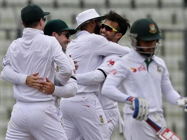 बांग्लादेश का विकेट लेने के बाद जश्न मनाते दक्षिण अफ्रीकी खिलाड़ी