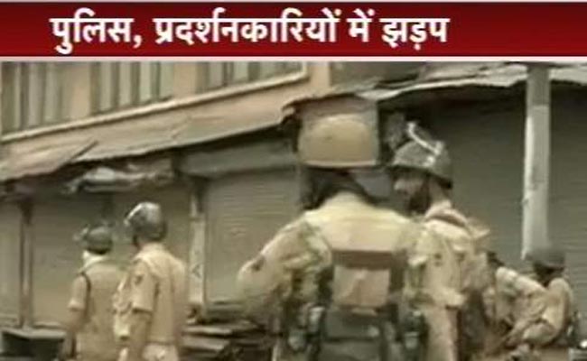 पुलिस और हुर्रियत नेताओं की हिरासत का विरोध कर रहे प्रदर्शनकारियों के बीच झड़प हुई