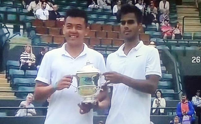 विजयी जीत के बाद ट्रॉफी के साथ सुमित और उनके जोड़ीदार नाम होआंग