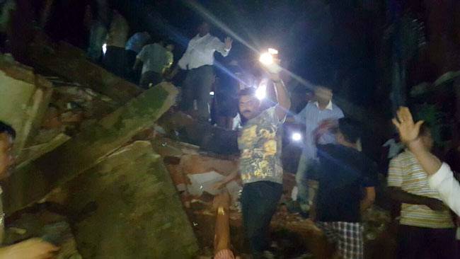 ठाणे में तीन मंजिला इमारत गिरने से अफरा-तफरी मच गई.