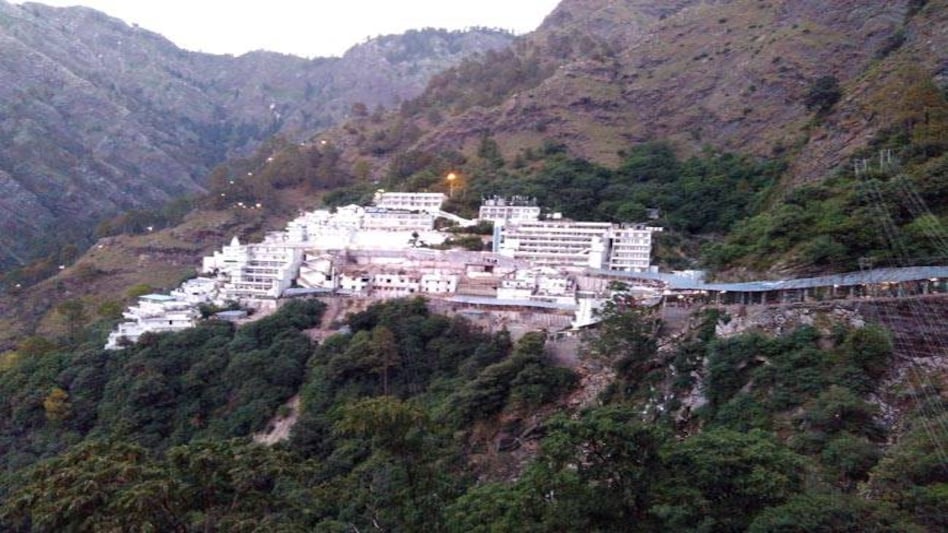 त्रिकूट पहाड़ी पर है माता का दरबार त्रिकूट पहाड़ी पर है माता का दरबार