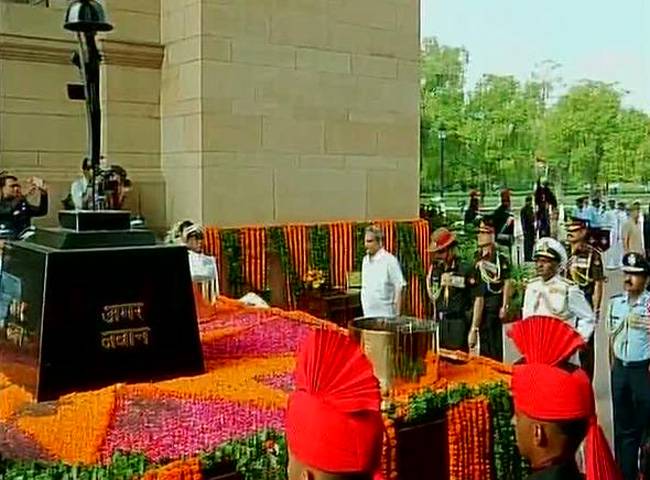 अमर जवान ज्योति पर रक्षा मंत्री और तीनों सेना प्रमुख