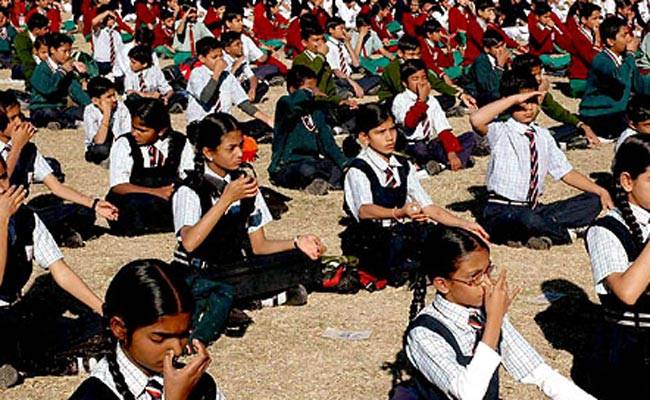 योग करते स्टूडेंट्स