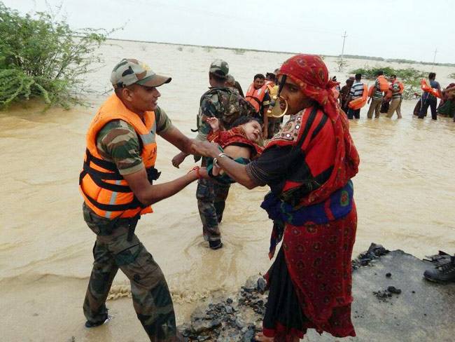 बाढ़ प्रभावित इलाकों में जारी है NDRF का राहत और बचाव अभियान