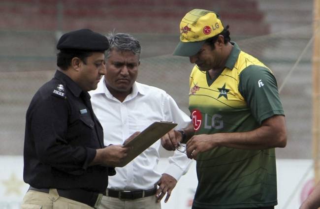 वसीम अकरम का बयान दर्ज करता पुलिसकर्मी