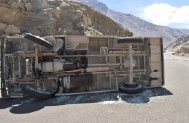 घटनास्थल पर पलटी गाड़ी