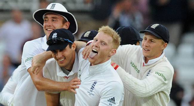 एशेज जीत का जश्न मनाते इंग्लिश क्रिकेटर