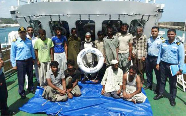 नौका पर सवार 12 लोग सवार थे