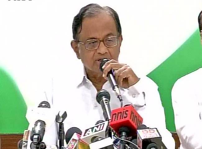 प्रेस कॉन्फ्रेंस के दौरान पूर्व केंद्रीय मंत्री पी. चिदंबरम