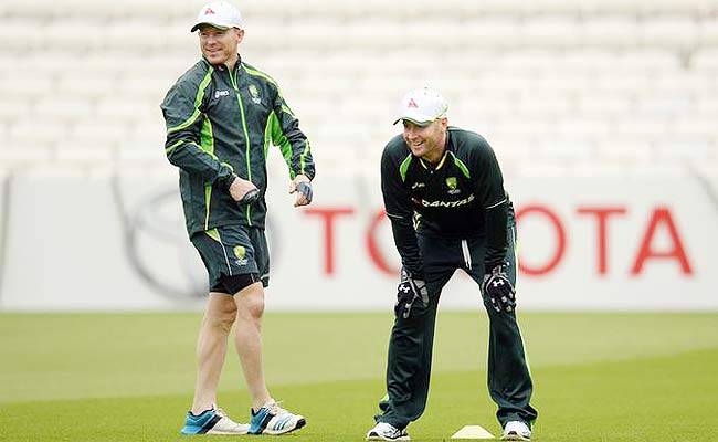 ऑस्ट्रेलियाई कप्तान माइकल क्लार्क के साथ क्रिस रोजर्स