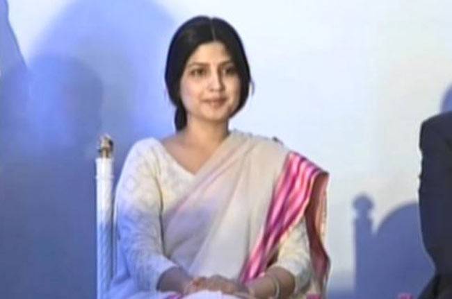 कार्यक्रम में मौजूद डिंपल यादव ने की सवालों की बौछार