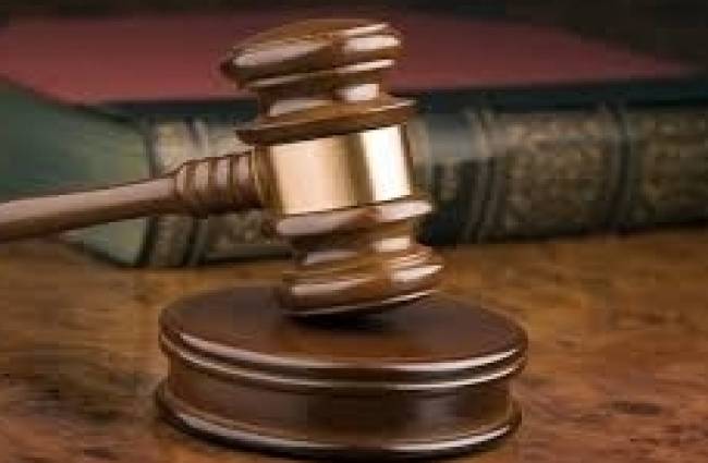 गुजरात हाईकोर्ट की एक बेंच ने 27 जजों  को भेजा नोटिस