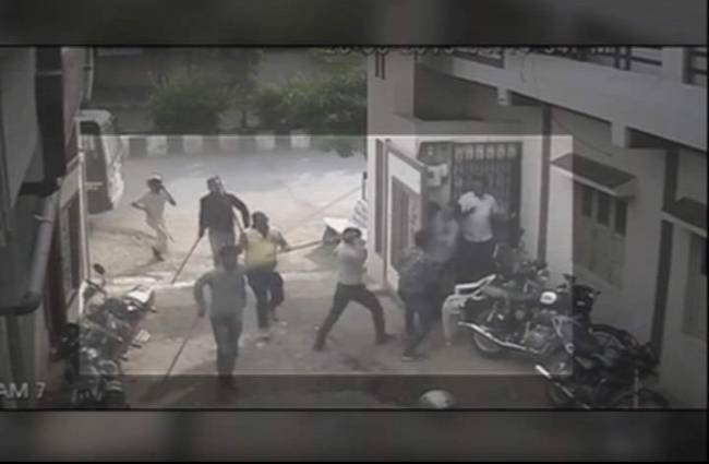 लठियां बरसाती पुलिस